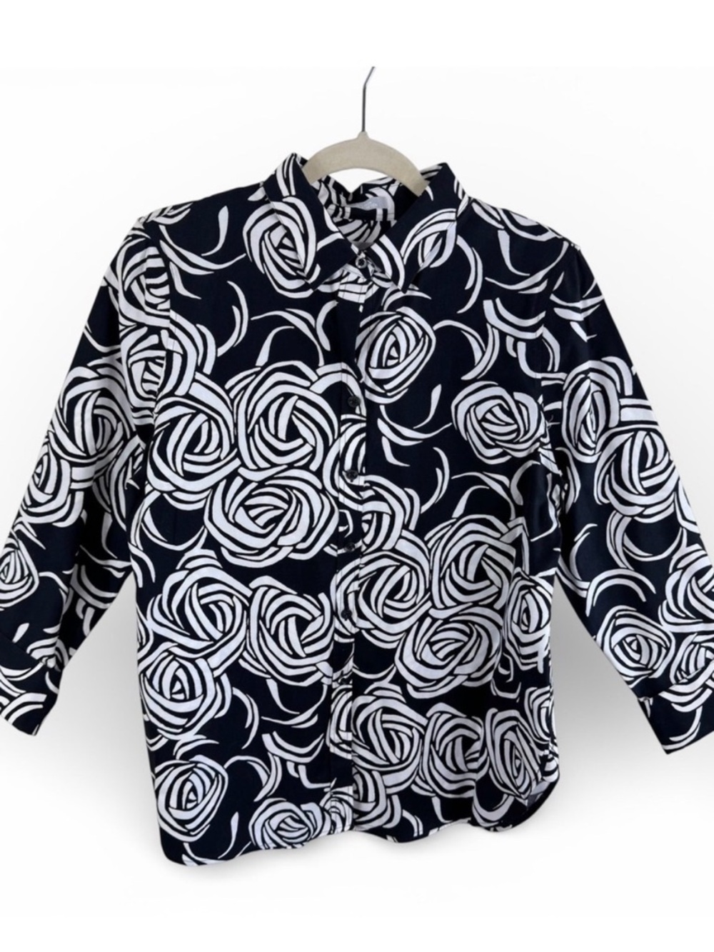 Chicos No Iron Chic Stretch Shirt Womens M 8 Black White Rose Print 3/4 Sleeve